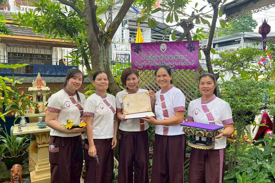 タイのスクールにて研修中のオーナー達